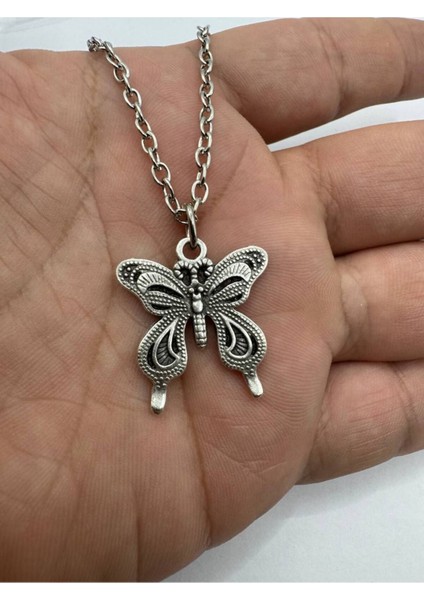 Işlemeli Kelebek Desen Unisex Kolye | Metal Zincirli Zarif Tasarım