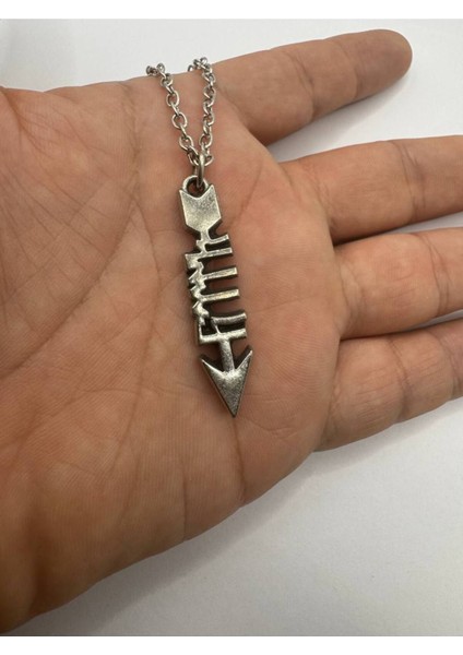 Göktürkçe “türk” Yazılı Ok Ucu Desen Gümüş Renk Unisex Kolye – Kültürel ve Tarihî Sembol