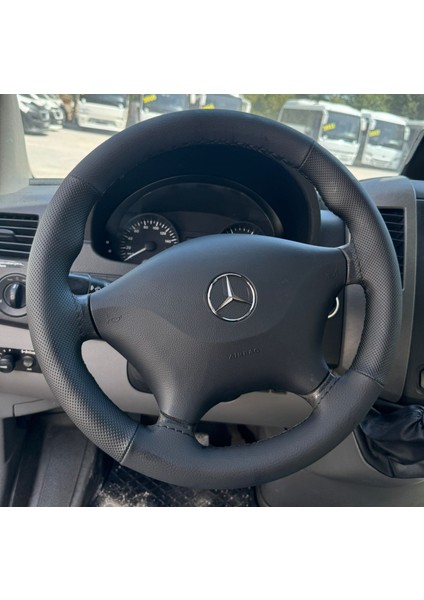 Dikişli Direksiyon Kılıfı Siyah Deri Noktalı Deri Siyah Dikişli Mercedes Sprinter (Fotodaki)
