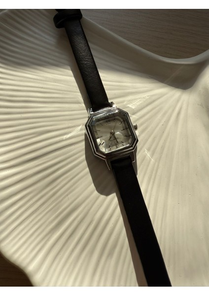 Retro Minimal Deri Kordon Vintage Kadın Kol Saati Minik Kare