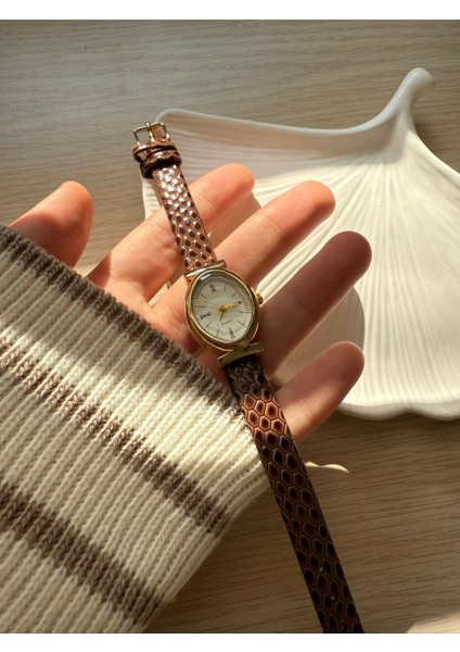 Retro Minimal Deri Kordon Vintage Kadın Kol Saati Desenli modelleri