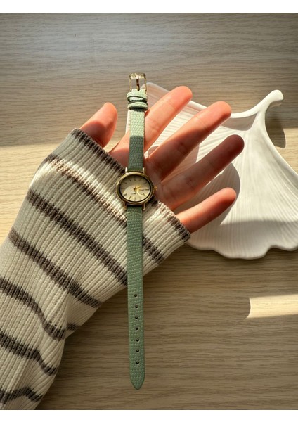 Retro Minimal Deri Kordon Vintage Kadın Kol Saati