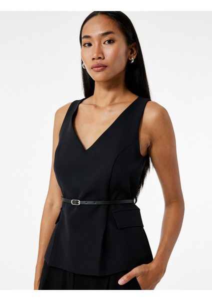 Kolsuz V Yaka Kemer Detaylı Bluz