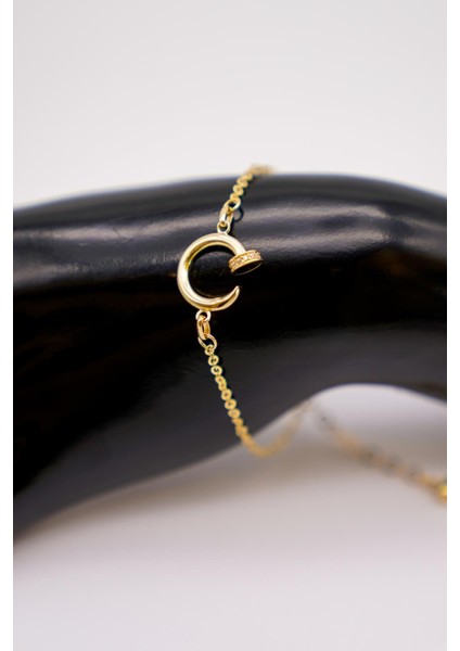 14 Ayar Altın Halka Figürlü Minimal Bileklik – Zarif ve Modern Takı Tasarımı