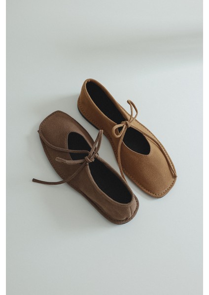 Babet 2524 - Bağcıklı Küt Taba Süet Kadın Babet fiyatları