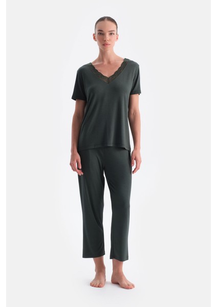 V Yaka Dantel Detaylı Tişört Pantolon Takım