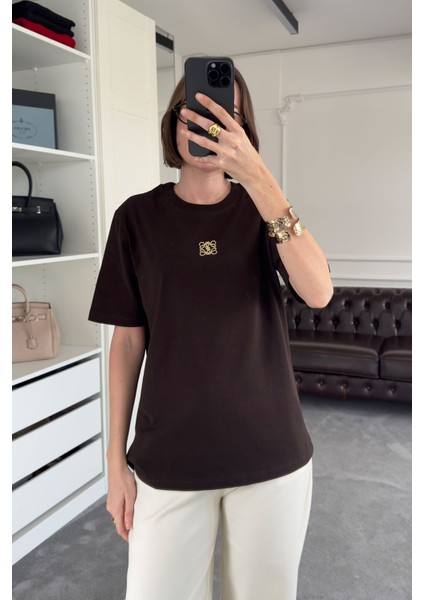 Bisiklet Yaka Metal Broşlu Orj Tshirt- Kahverengi