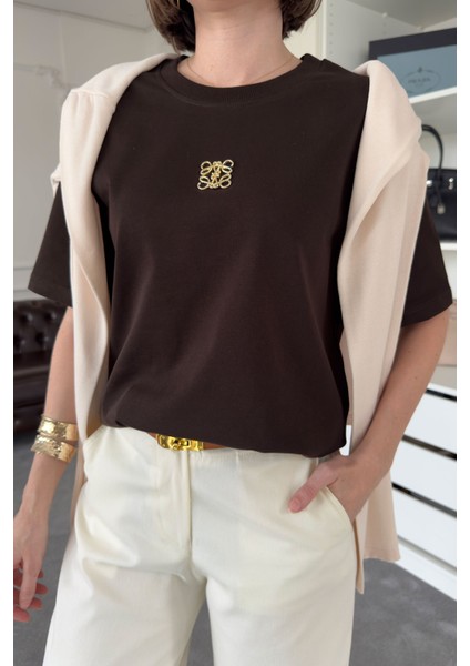 Bisiklet Yaka Metal Broşlu Orj Tshirt- Kahverengi fiyatları