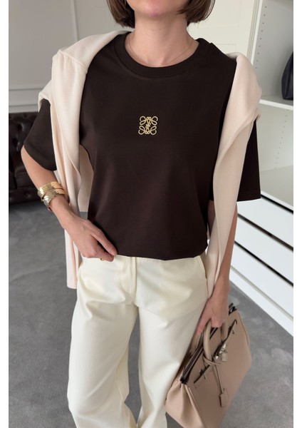 Bisiklet Yaka Metal Broşlu Orj Tshirt- Kahverengi fırsatları