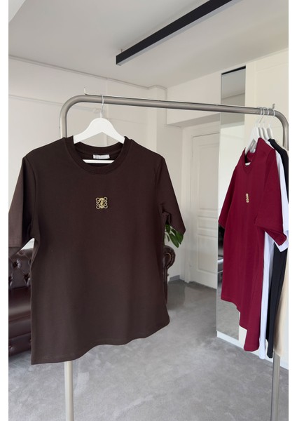 Bisiklet Yaka Metal Broşlu Orj Tshirt- Kahverengi indirimleri