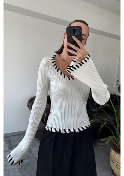 Yakası Renk Geçişli V Yaka Triko- Ekru