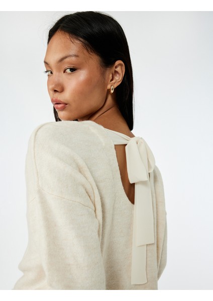 Uzun Kollu Bisiklet Yaka Arkası Fiyonk Detaylı Triko Kazak