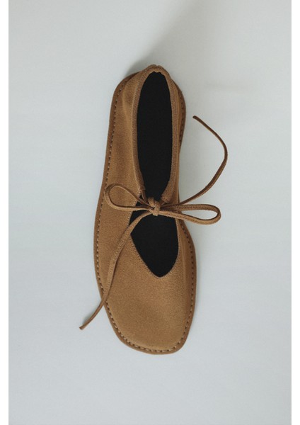 Babet 2524 - Bağcıklı Küt Taba Süet Kadın Babet