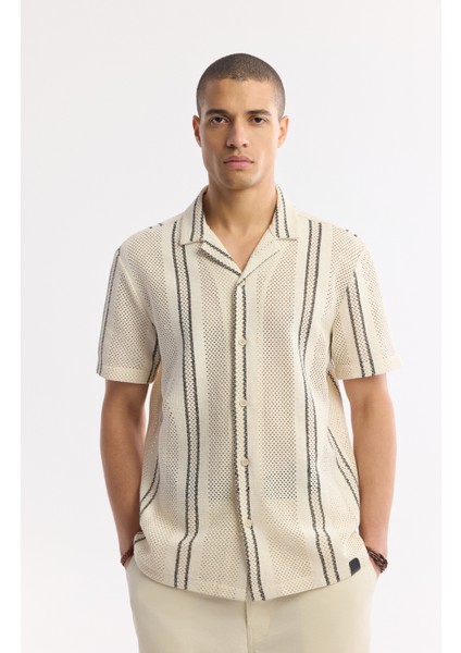 Erkek Bej Apaj Yaka Çizgili Pamuklu Kısa Kol Comfort Fit Gömlek A51Y2071
