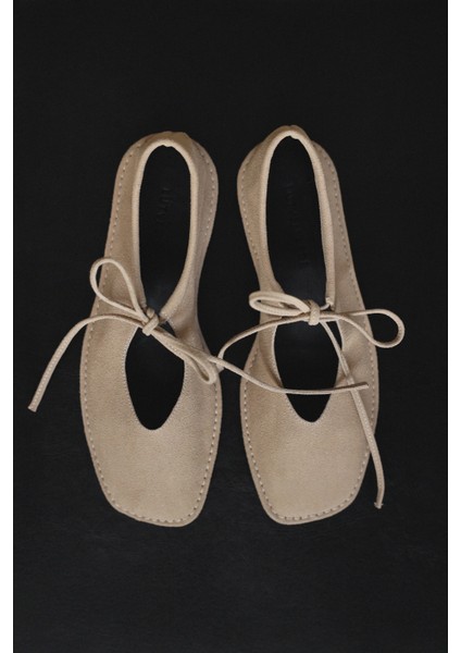 Babet 2524 - Bağcıklı Küt Bej Süet Kadın Babet