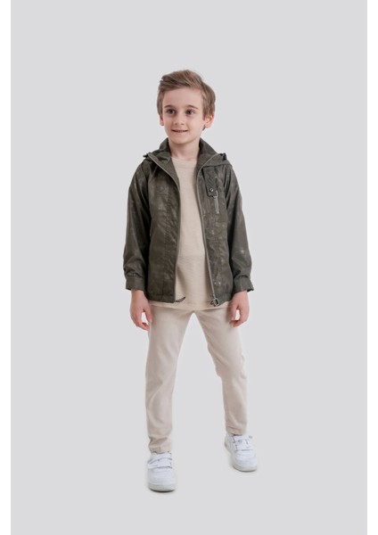 Erkek Çocuk 3’lü Kombin – Yağmurluk, Tişört ve Pantolon
