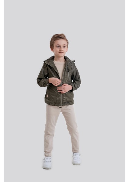 Erkek Çocuk 3’lü Kombin – Yağmurluk, Tişört ve Pantolon fiyatları