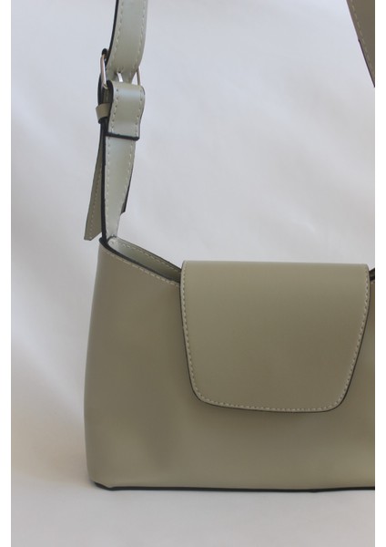 Lore Kapaklı Baget Çanta fırsatları