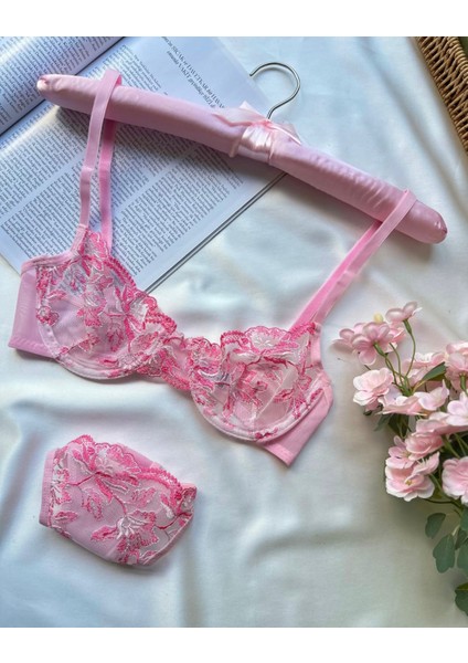 Kadın Pembe Dantel Detaylı Iç Çamaşır Takımı modelleri