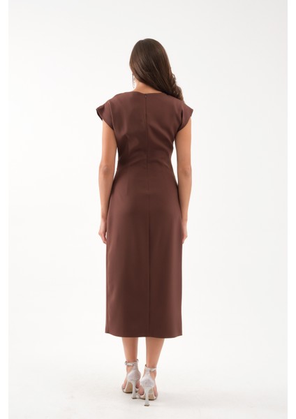 Kadın Kahverengi Bisiklet Yaka Aksesuar Detay Midi Elbise indirimleri