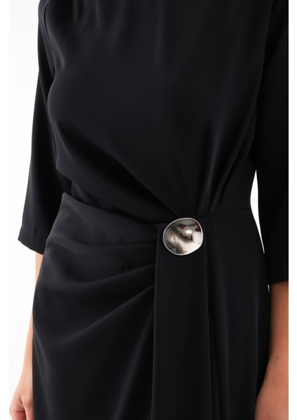 Kadın Siyah Aksesuar Detay Midi Elbise fırsatları