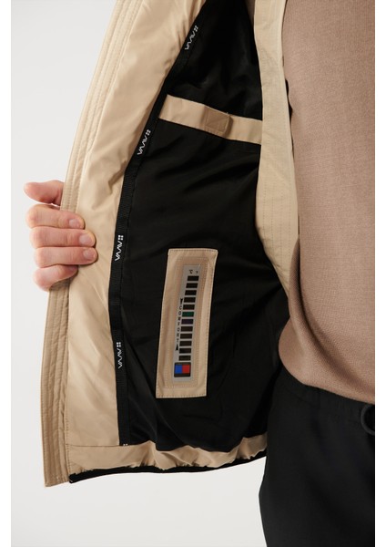 Erkek Bej Kapüşonlu Su Itici Rüzgar Geçirmez Taşıma Askılı Şişme Mont A32y6041