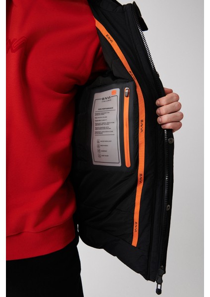 Erkek Siyah Kapüşonlu İçi Peluş Detaylı Su İtici Kumaşlı Şişme Mont A32Y6046