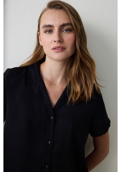 Siyah Fleur Saten Gömlek Yaka Kısa Kollu Şortlu Pijama Takımı fiyatları