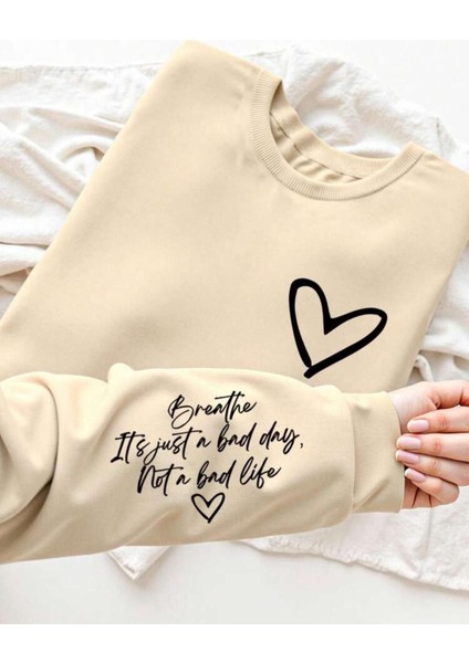 Siyah Kalp Göğüs ve Kol Baskılı Bisiklet Yaka Bej Sweatshirt modelleri