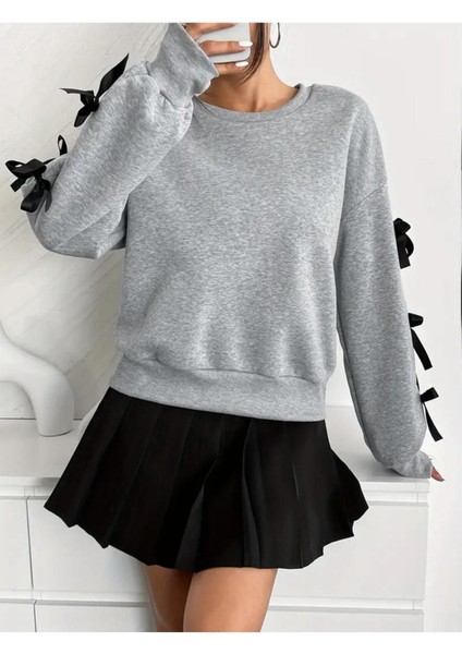 Kadın Siyah Kurdele ve Fiyonk Kollu Bisiklet Yaka Gri Sweatshirt modelleri