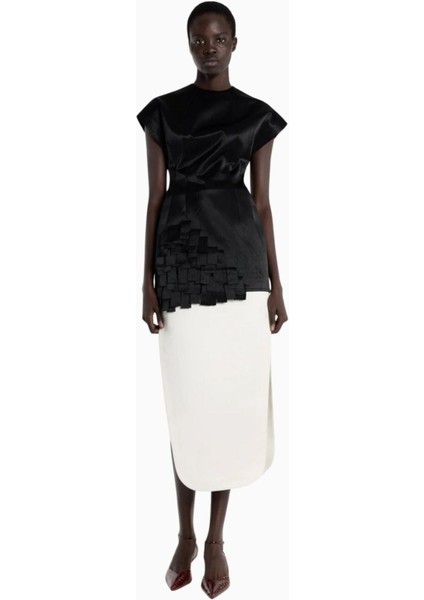 Parlak Saten Siyah Dikdörtgen Detaylı Bateau Yaka Üst Zarif ve Modern Tasarım