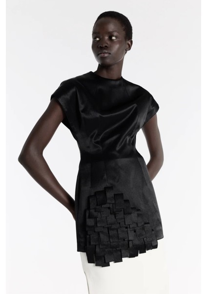 Parlak Saten Siyah Dikdörtgen Detaylı Bateau Yaka Üst Zarif ve Modern Tasarım fırsatları