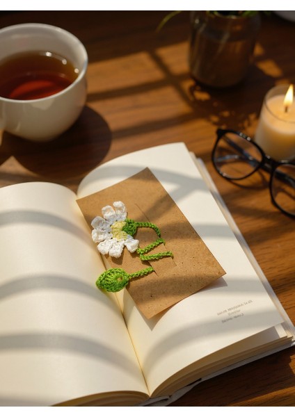 El Yapımı Örgü Papatya Kitap Ayracı – Beyaz & Sarı Seçenekleri