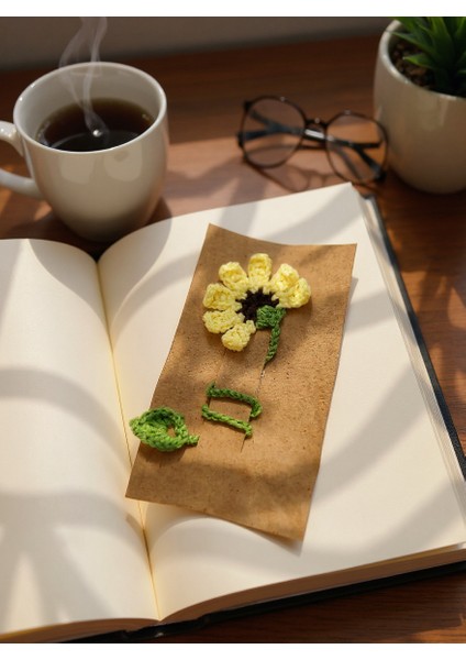 El Yapımı Örgü Papatya Kitap Ayracı – Sarı & Beyaz Seçenekleri