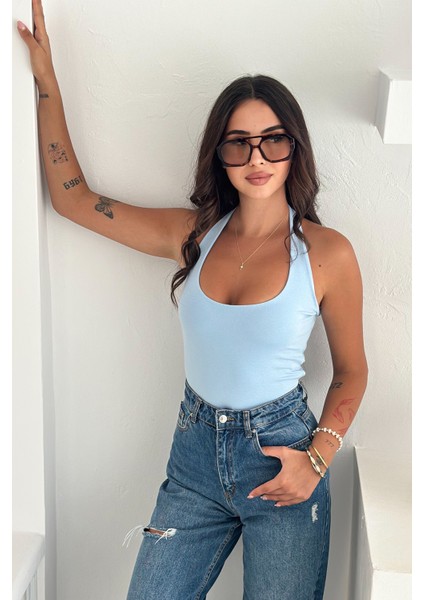 Kadın Halter Yaka Bluz – Cesur & Şık Yaz Stili