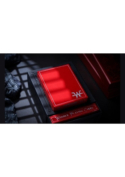 Scarlet Wonder (Signature Cold Foil) Oyun Kağıdı Iskambil Kartları destesi fiyatları