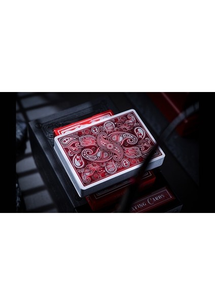 Scarlet Wonder (Signature Cold Foil) Oyun Kağıdı Iskambil Kartları destesi indirimleri