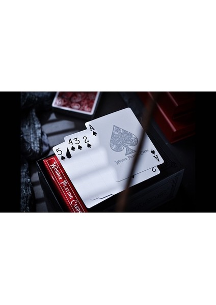Scarlet Wonder (Signature Cold Foil) Oyun Kağıdı Iskambil Kartları destesi