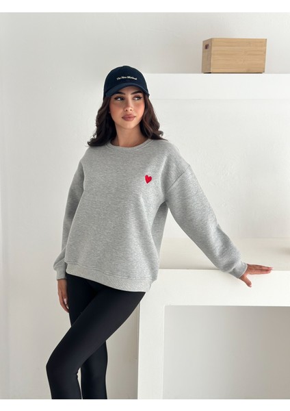 Kadın Kalp Nakışlı Sweatshirt – Sade & Sevgi Dolu Stil fiyatları