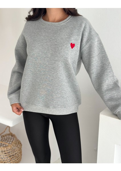 Kadın Kalp Nakışlı Sweatshirt – Sade & Sevgi Dolu Stil modelleri