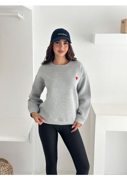Kadın Kalp Nakışlı Sweatshirt – Sade & Sevgi Dolu Stil fırsatları