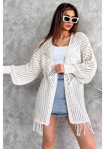 Kadın Beyaz Örgü Hırka – Püskül ve Elmas Desen Detaylı