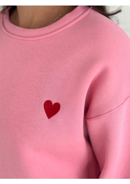 Kadın Kalp Nakışlı Sweatshirt – Sade & Sevgi Dolu Stil