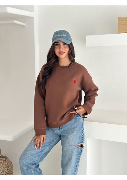 Kadın Kalp Nakışlı Sweatshirt – Sade & Sevgi Dolu Stil