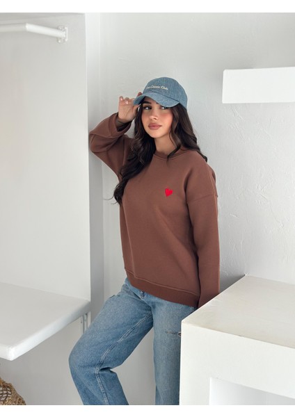 Kadın Kalp Nakışlı Sweatshirt – Sade & Sevgi Dolu Stil fiyatları
