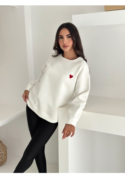 Kadın Kalp Nakışlı Sweatshirt – Sade & Sevgi Dolu Stil