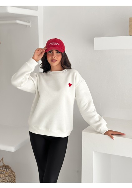Kadın Kalp Nakışlı Sweatshirt – Sade & Sevgi Dolu Stil indirimleri