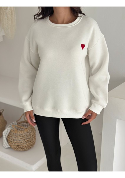 Kadın Kalp Nakışlı Sweatshirt – Sade & Sevgi Dolu Stil