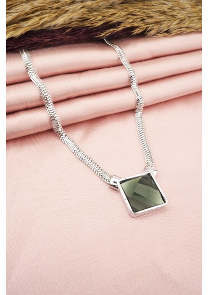 Kadın Özel Tasarım Kare Model Kesme Taşlı Model Yılan Zincirli Kolye