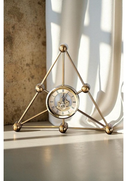 Luxury | Üçgen Space Geometrik Sanat Masa Saati – Lüks Dekoratif & Modern Hediyelik (35X30X5 Cm)